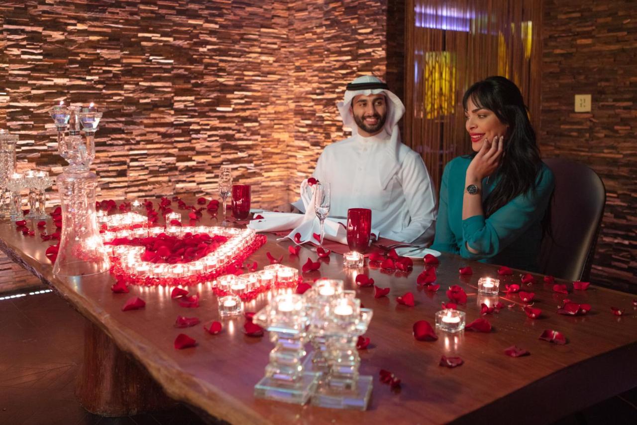 Jumeirah Messilah Beach Kuwait Kuwait City Exterior photo A couple at a restaurant in Dubai