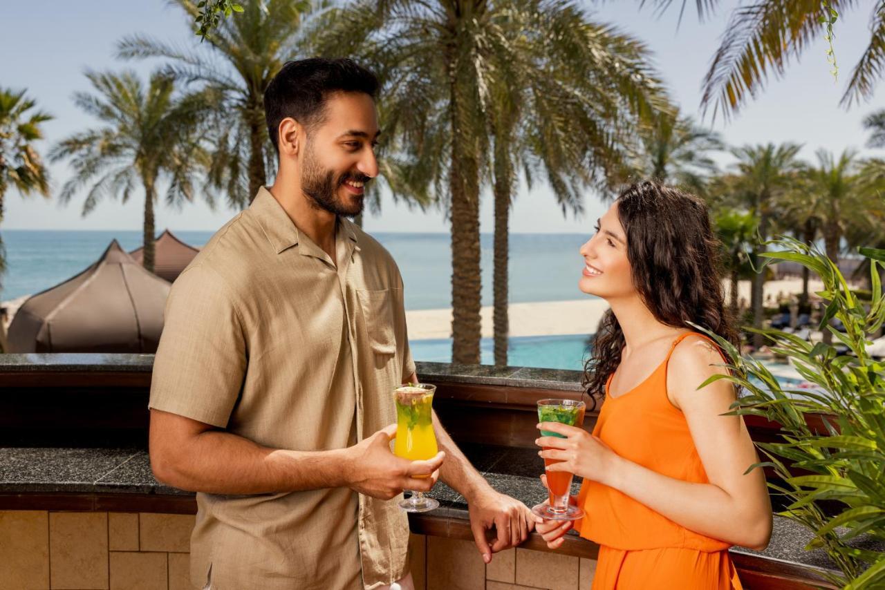Jumeirah Messilah Beach Kuwait Kuwait City Exterior photo A couple at Jumeirah Beach Hotel