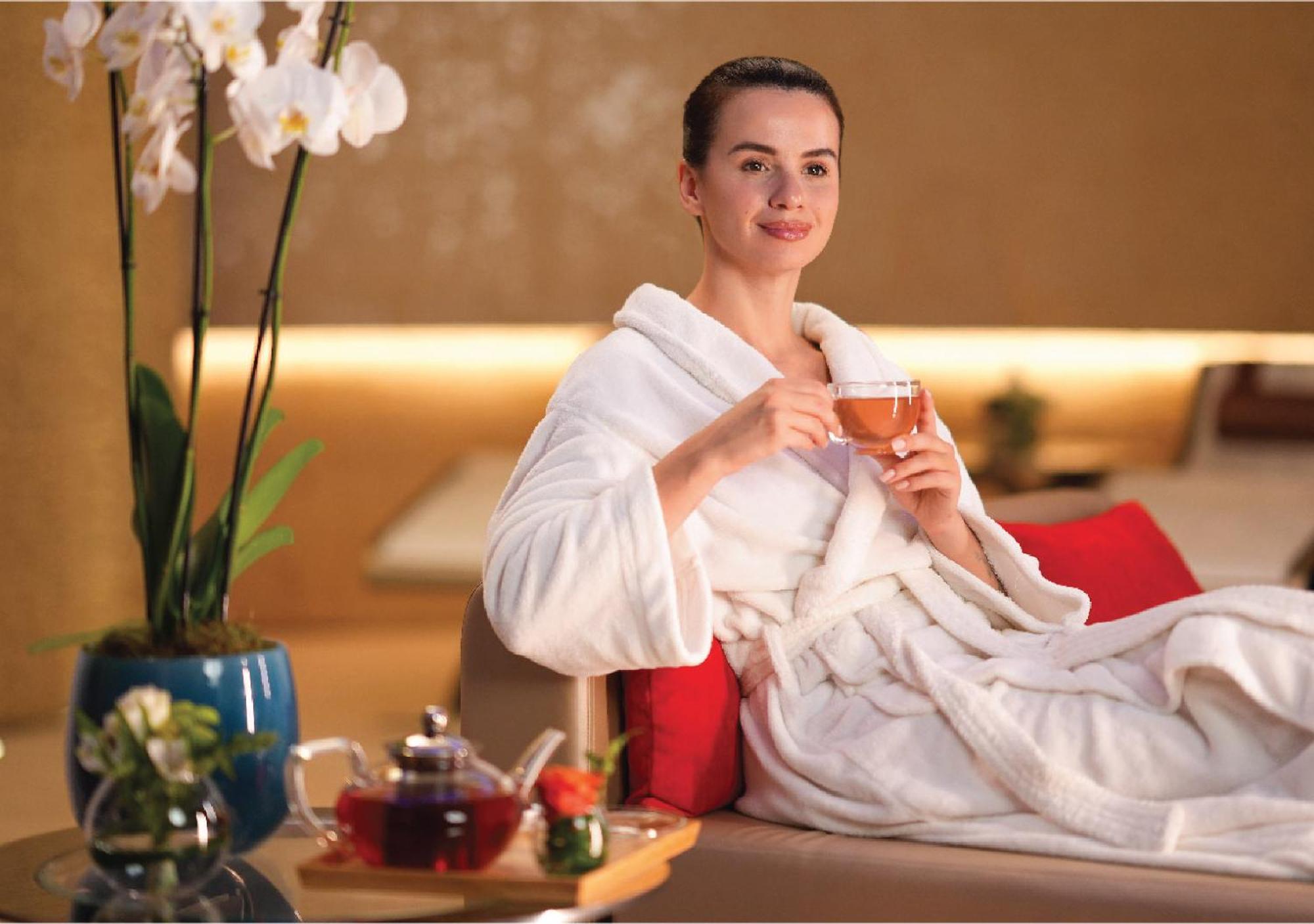 Jumeirah Messilah Beach Kuwait Kuwait City Exterior photo A woman wearing a bathrobe